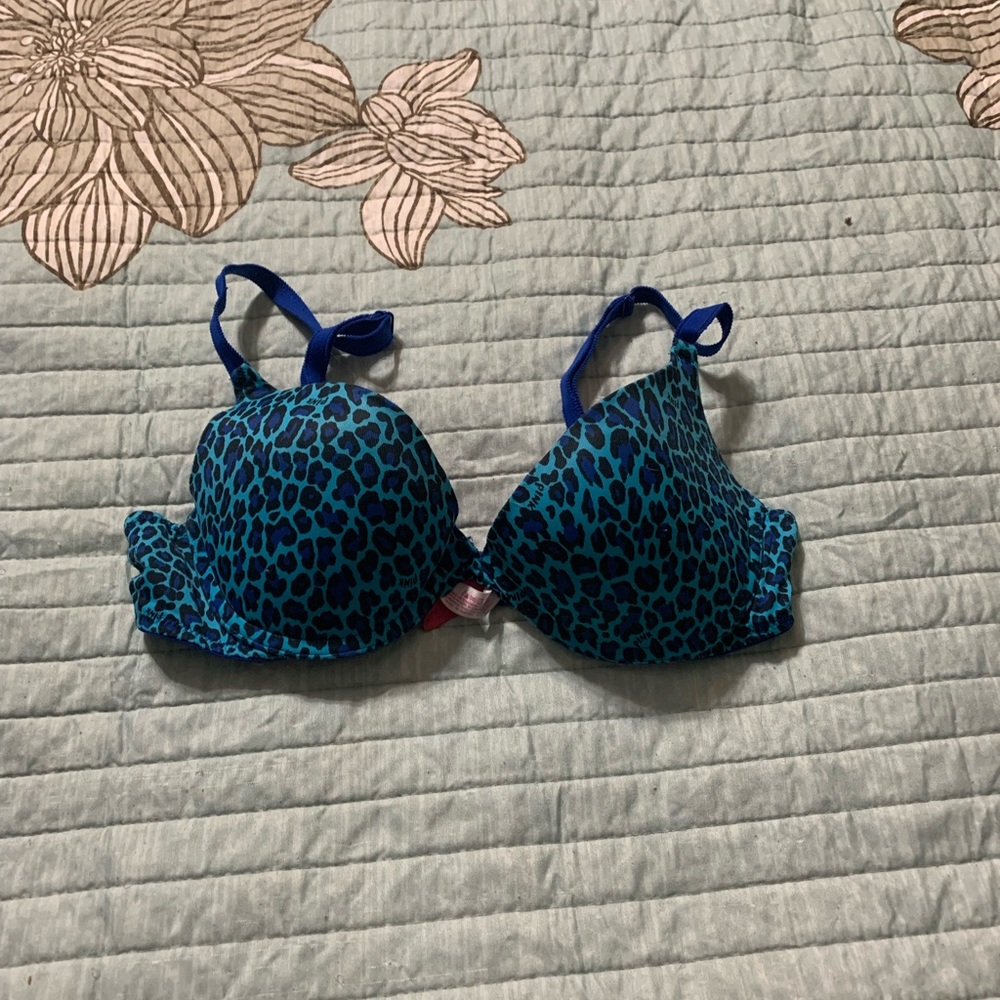34b vs pink bra